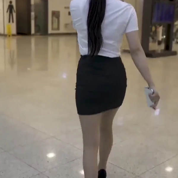 공항 화장실에 섹스하러 가는 항공사 직원 (누구 작품인지 까먹음)